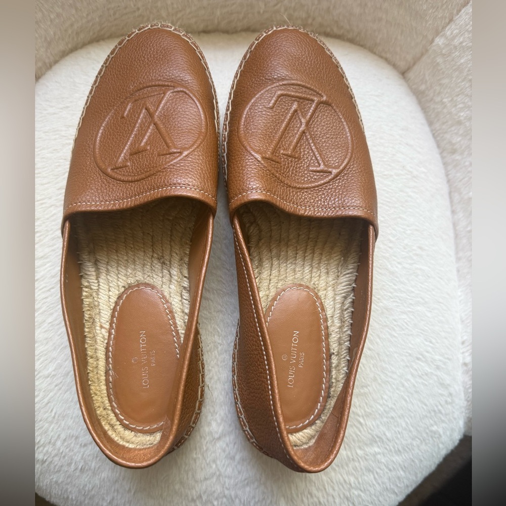 LOUIS VUITTON
Brown Pebbled Leather Starboard
Espadrille Flats Size 38